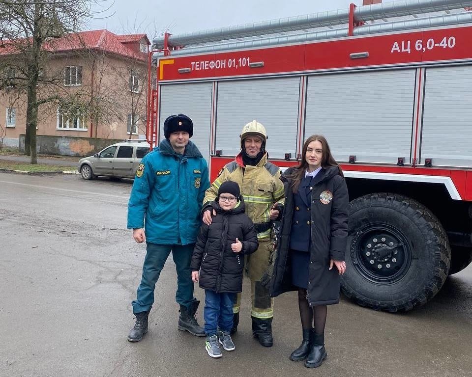 Пожарные МЧС России исполнили мечту 8-летнего  азовчанина  Ярослава Гриценко