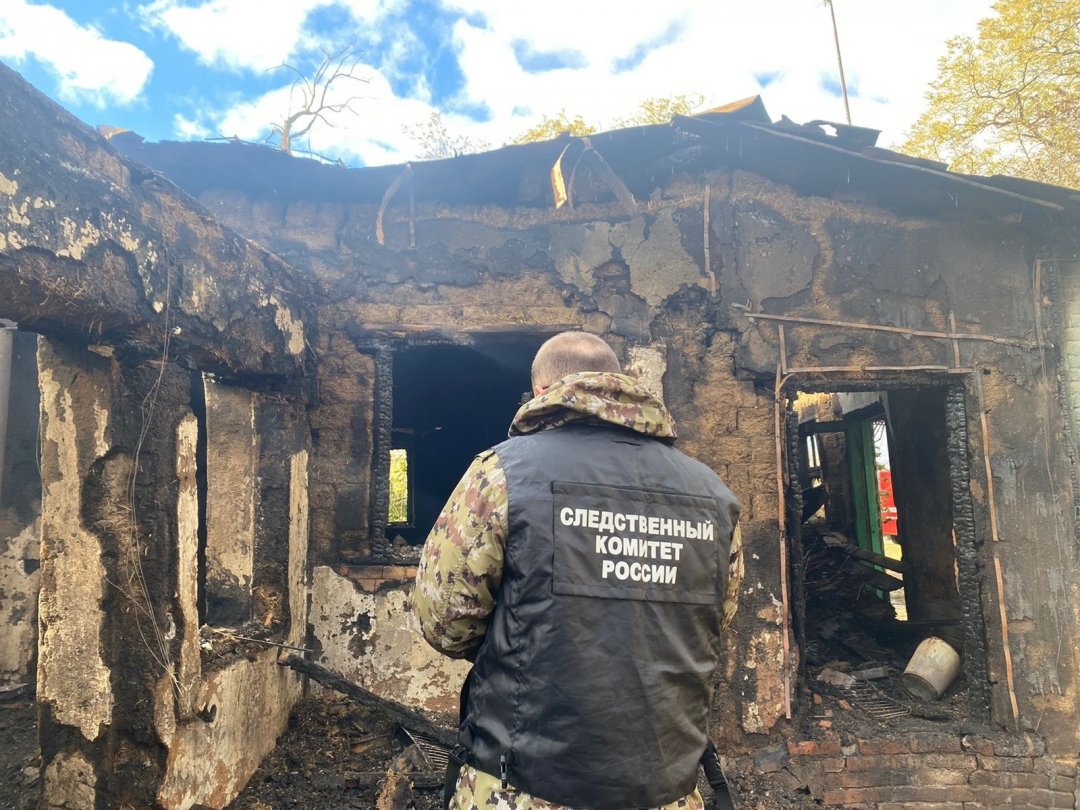 ️В Азовском районе следователи возбудили уголовное дело по факту гибели трех человек в результате пожара в частном домовладении